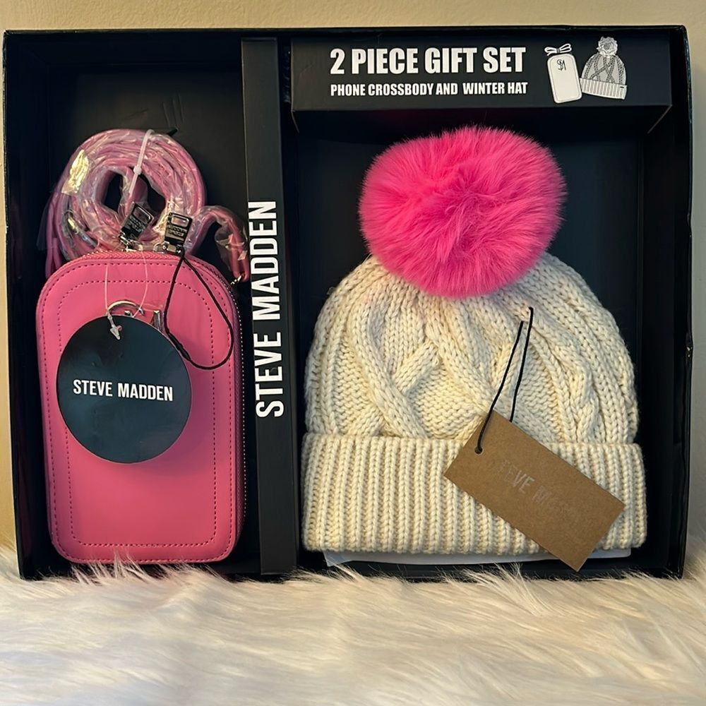 NIB Steve Madden 2PC Gift Set. Beanie Hat w/Matching Phone Crossbody Bag - Pink